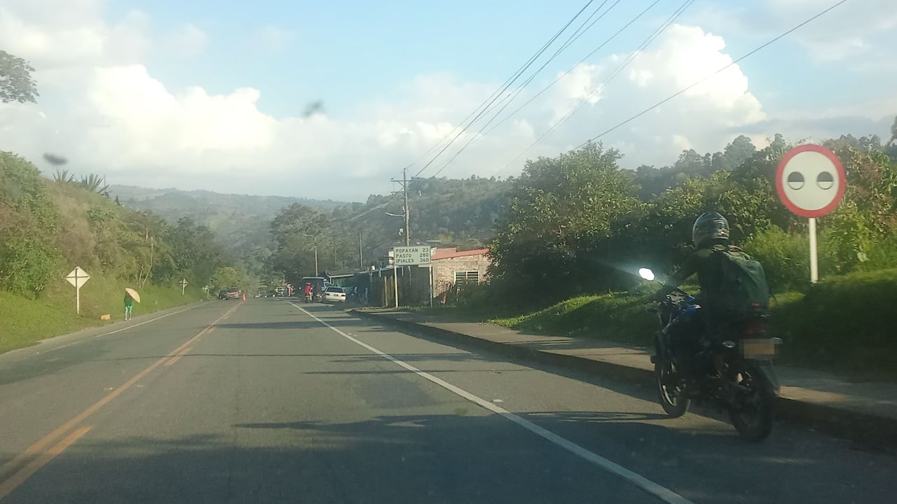 La vía Panamericana que conecta Cali con Popayán es uno de los corredores más importantes del suroccidente del país, clave para la movilidad de pasajeros y el transporte de mercancías. Sin embargo, en los últimos días ha sido escenario de hechos de inseguridad, como la instalación de retenes ilegales por parte de grupos armados, que han generado temor entre los viajeros y afectaciones en el tránsito. Las autoridades mantienen operativos en la zona para garantizar la seguridad y restablecer la normalidad en este importante eje vial.