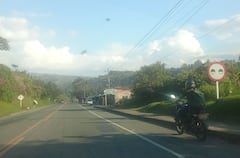 La vía Panamericana que conecta Cali con Popayán es uno de los corredores más importantes del suroccidente del país, clave para la movilidad de pasajeros y el transporte de mercancías. Sin embargo, en los últimos días ha sido escenario de hechos de inseguridad, como la instalación de retenes ilegales por parte de grupos armados, que han generado temor entre los viajeros y afectaciones en el tránsito. Las autoridades mantienen operativos en la zona para garantizar la seguridad y restablecer la normalidad en este importante eje vial.