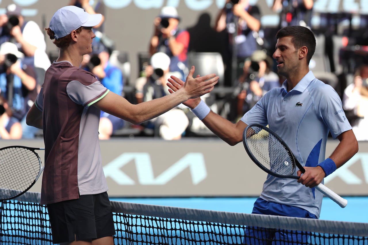 Jannik Sinner, izquierda, de Italia es felicitado por Novak Djokovic de Serbia luego de su semifinal en el campeonato de tenis del Abierto de Australia en Melbourne Park, Melbourne, Australia, el viernes 26 de enero de 2024. (Foto AP/Asanka Brendon Ratnayake)