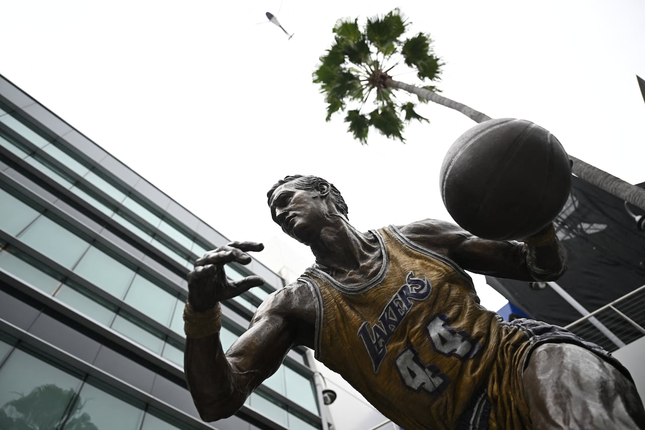 La estatua de la leyenda Jerry West por el artista Omri y Julie Rotblatt Amrany en la arena Crypto.com en Los Angeles on June (Photo by Patrick T. Fallon / AFP) / RESTRICTED TO EDITORIAL USE - MANDATORY MENTION OF THE ARTIST UPON PUBLICATION - TO ILLUSTRATE THE EVENT AS SPECIFIED IN THE CAPTION