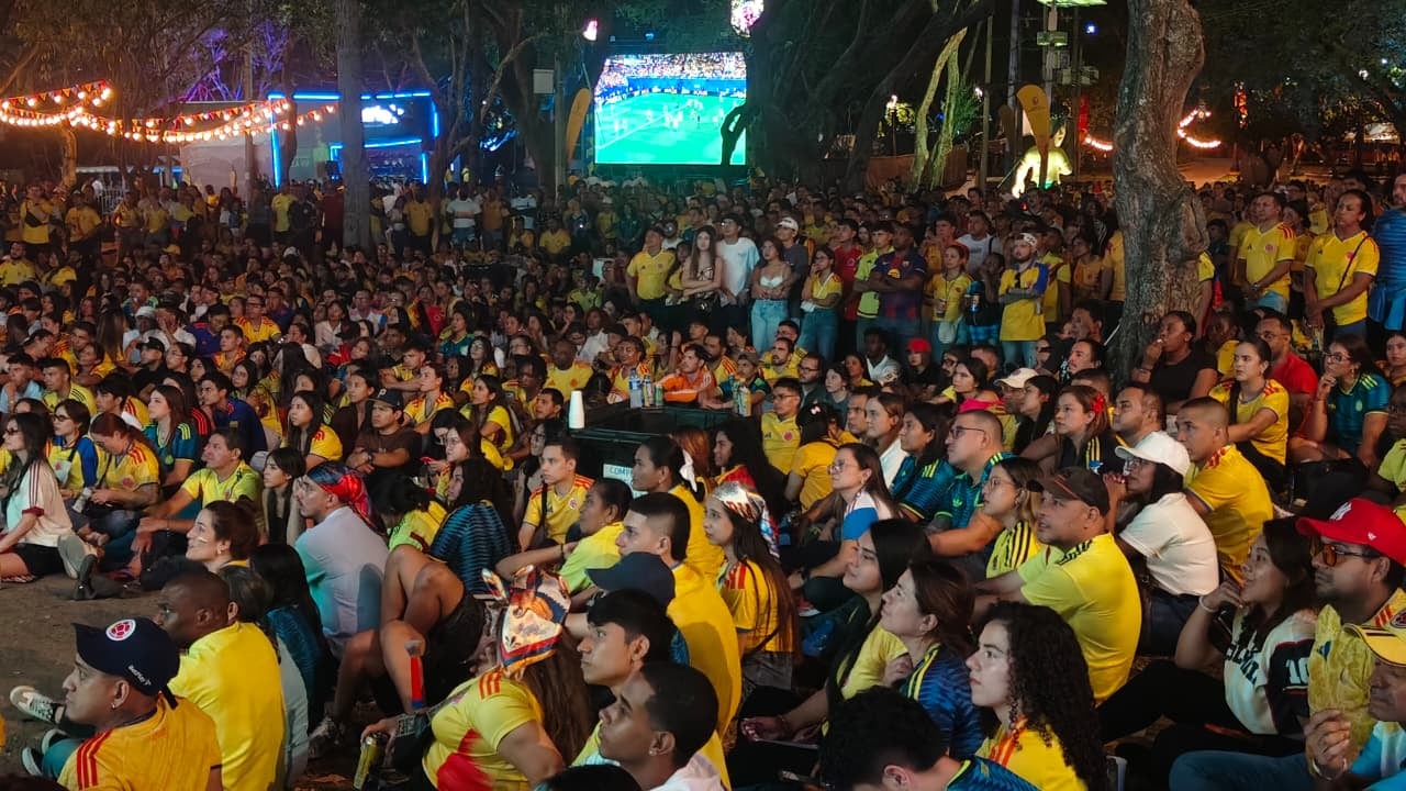 Aficionados caleños disfrutando del partido de la Selección Colombia frente a Ghana.