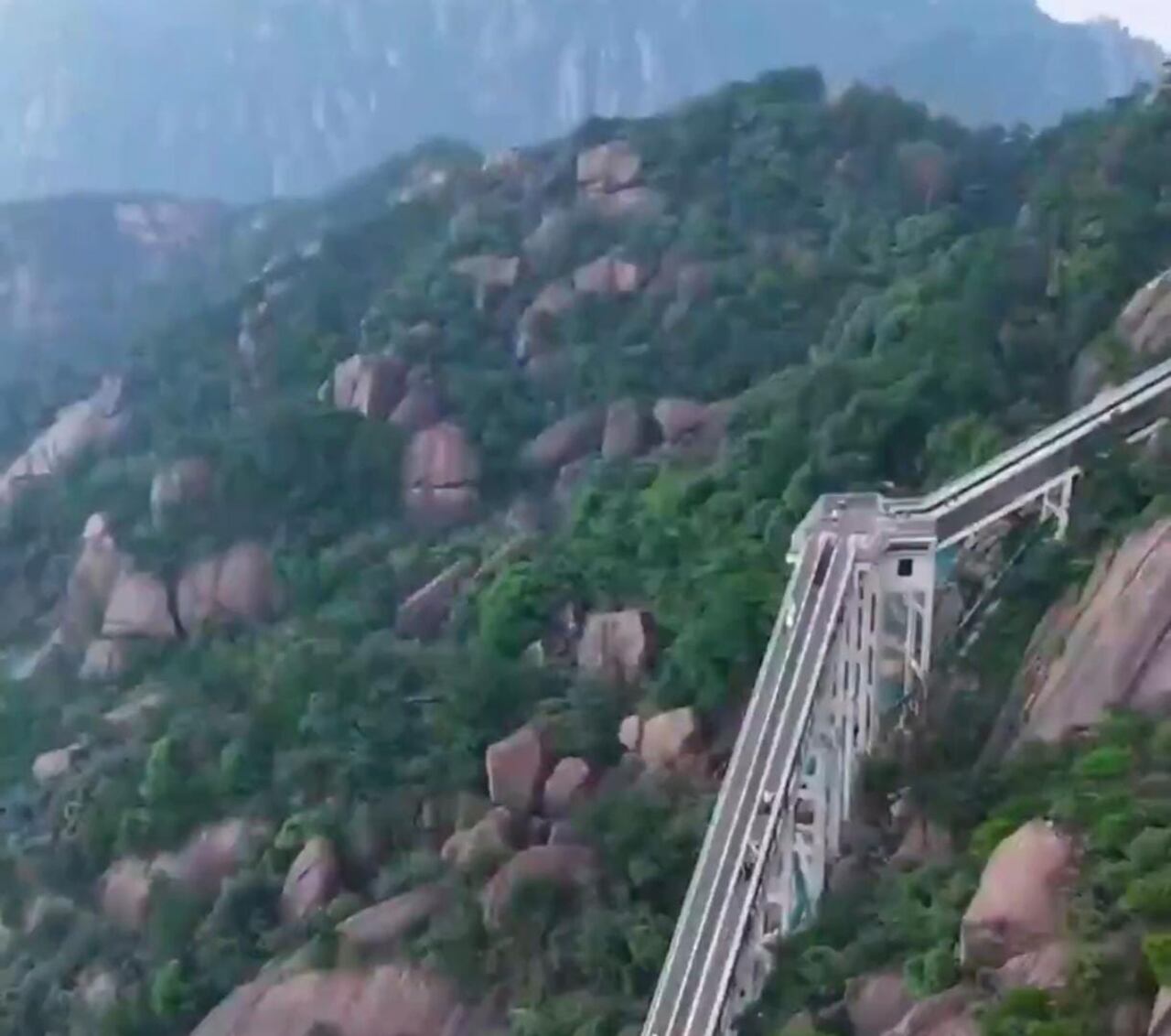 La longitud de las escaleras equivale a un edificio de 88 pisos.