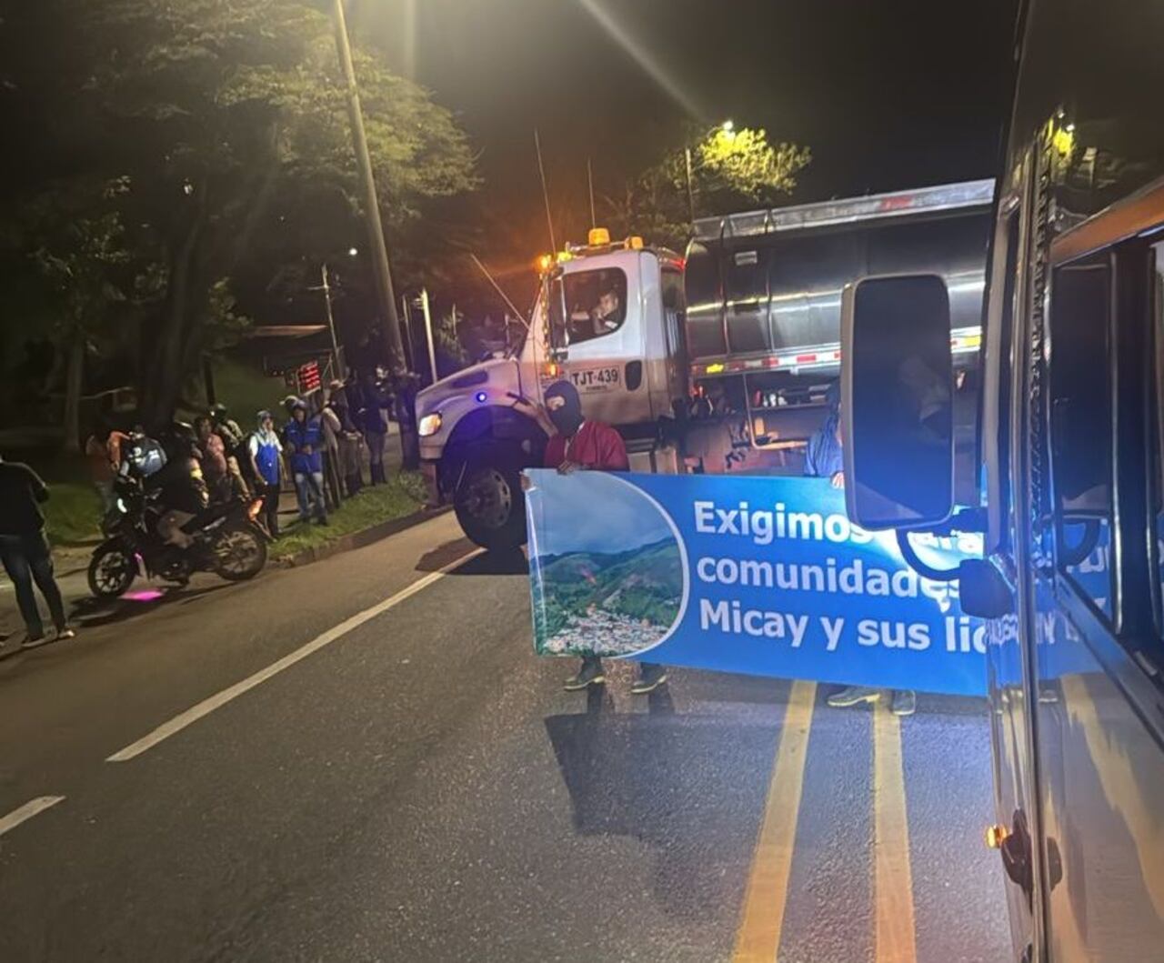 Las comunidades del Cañón del Micay bloquean a esta hora la vía Panamericana, a la altura del sitio conocido como el Parque Industrial, de esta forma esperan que el presidente Gustavo Petro confirme su voluntad de diálogo.