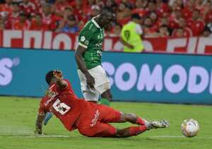 Imagen del juego entre América y Deportivo Cali, en una edición más del clásico vallecaucano por la fecha 17 de la Liga colombiana. Foto: Raúl Palacios / El País