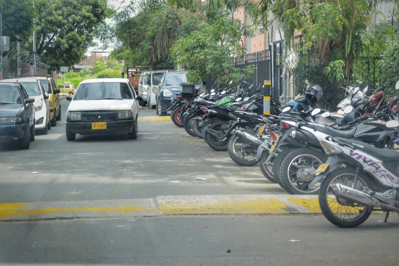 'Policías acostados' de gran tamaño y mal parqueo en el sector de La Arboleda Carrera 60 con Calle 26.