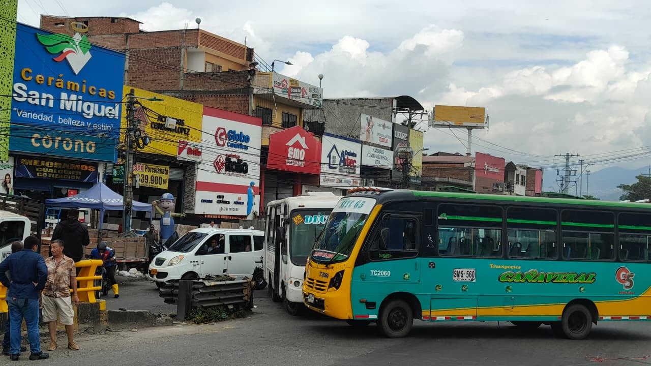 Conductores del transporte tradicional urbano en Cali (transportadores) bloquean la ciudad este jueves, 21 de mayo de 2026, reclamando por temas como chatarrización y competencia de piratería. Juanchito es uno de los puntos afectados.