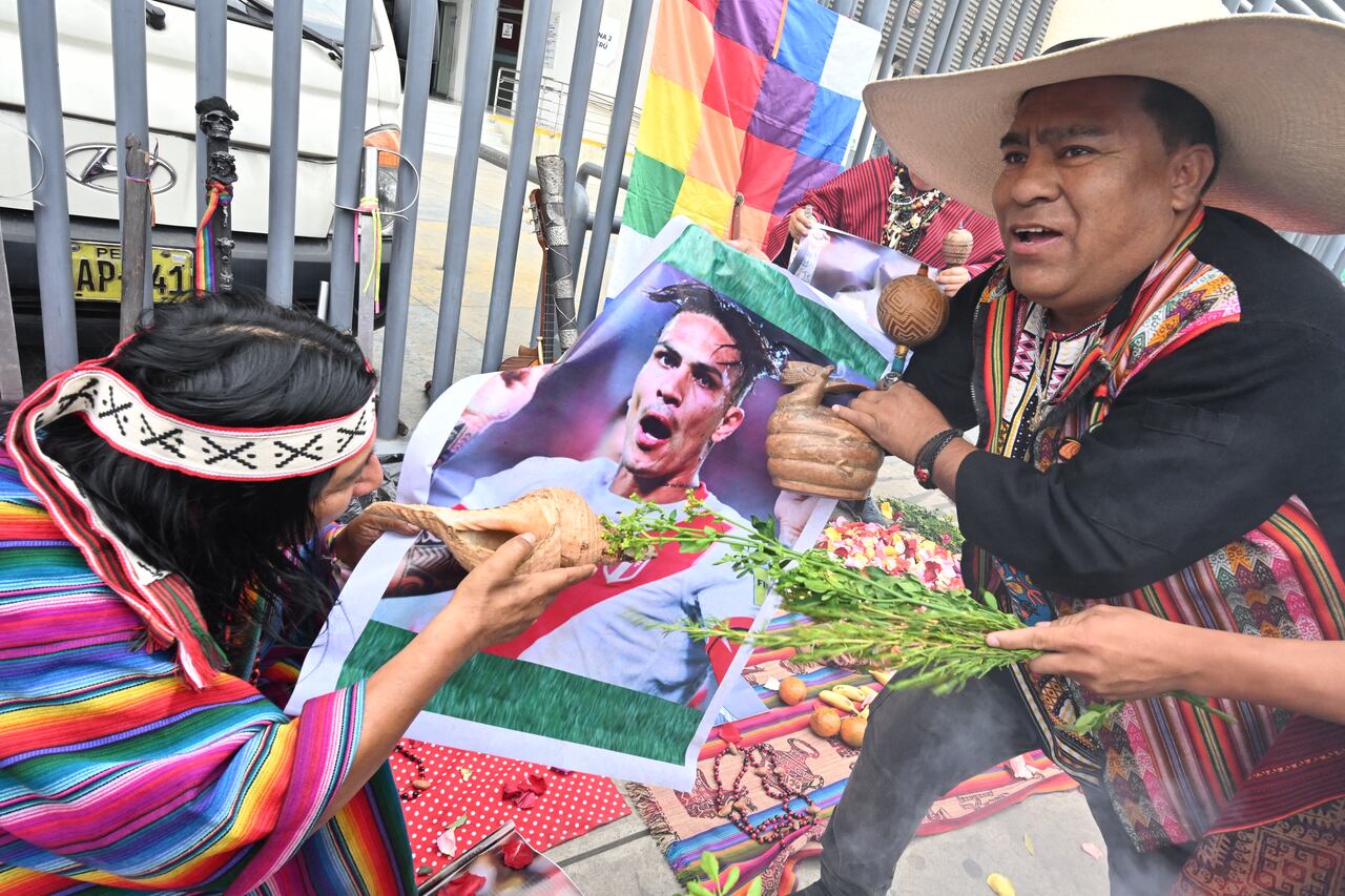 Chamanes perunaos le hacen ritual a paolo Guerrero.