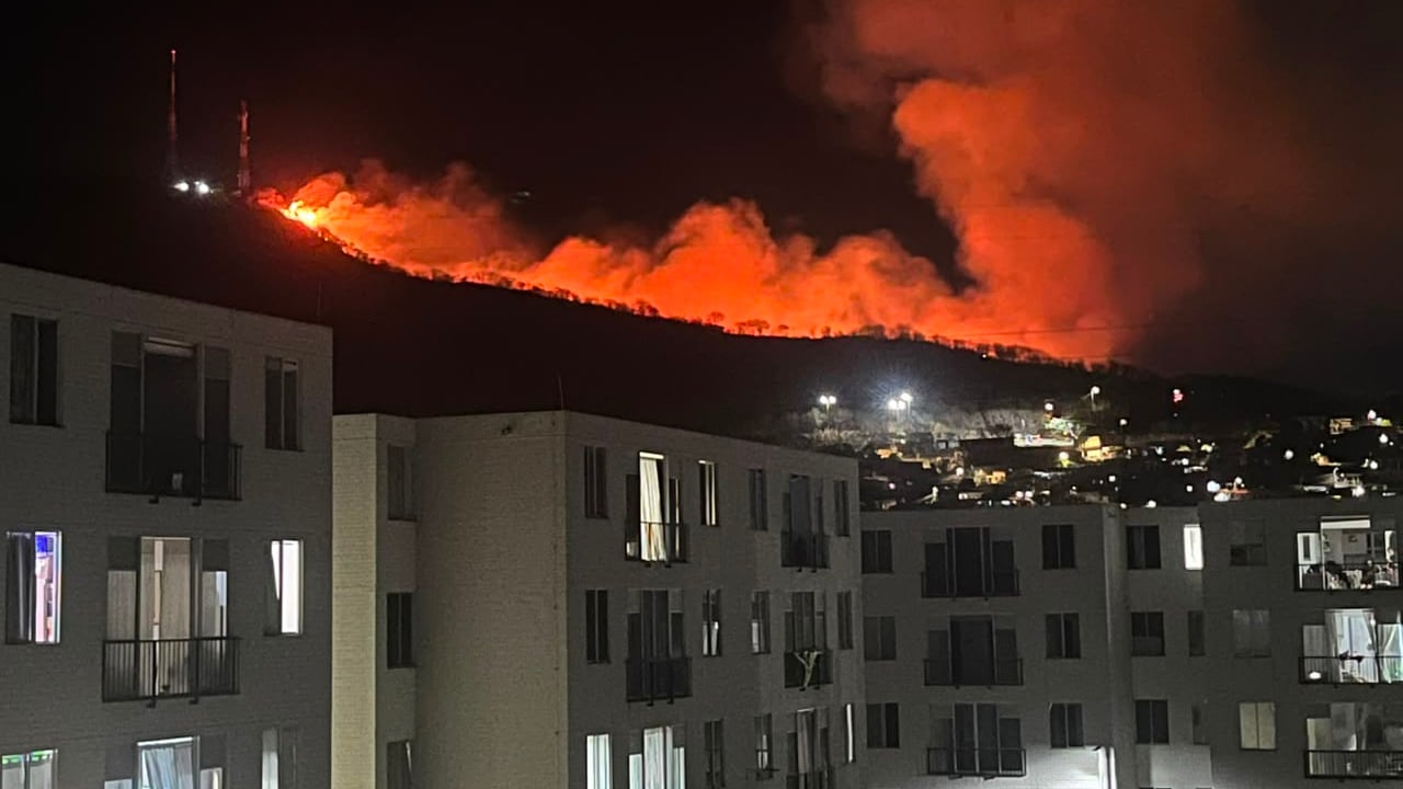 Un incendio de gran magnitud se reporta en la noche del jueves en Yumbo: Foto suministrada por la Alcaldía.