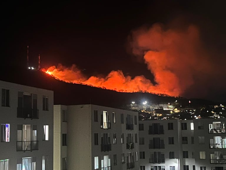 Un incendio de gran magnitud se reporta en la noche del jueves en Yumbo: Foto suministrada por la Alcaldía.