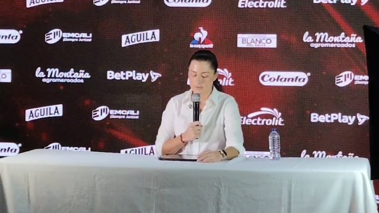Marcela Gómez presidenta del club en rueda de prensa