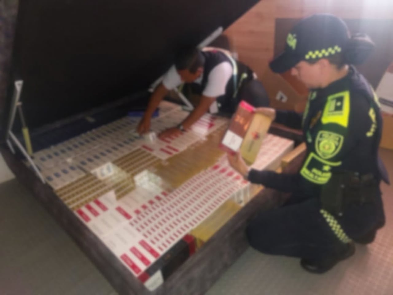 Más de 66.000 cigarrillos de contrabando fueron encontrados en Buga, ocultos en un compartimiento acondicionado en la estructura de una cama.