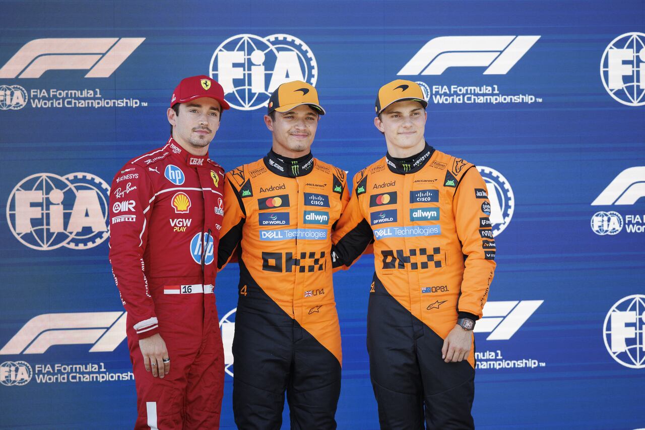 El piloto británico Lando Norris (C) de McLaren, ganador de la pole position, celebra junto al piloto monegasco Charles Leclerc (I) de Ferrari, segundo clasificado, y al piloto australiano Oscar Piastri de McLaren, tercero clasificado.