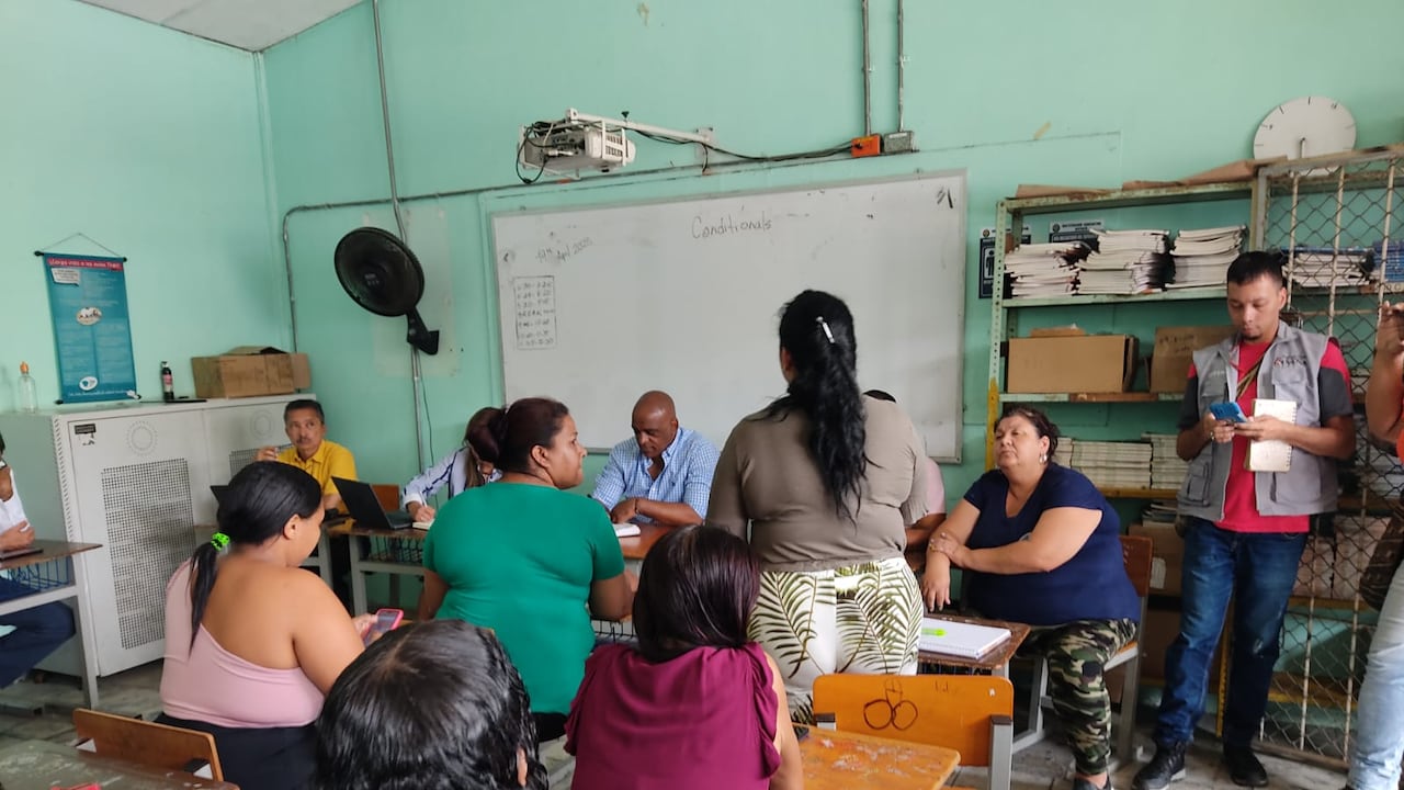 José Darwin Lenis, secretario de Educación de Cali, se reunió con la comunidad educativa para concertar un plan de intervención a la infraestructura escolar.