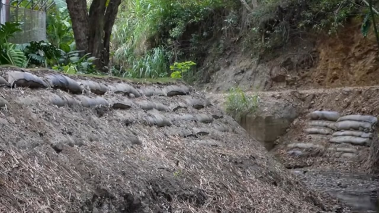Los trabajos incluyeron mantenimiento y limpieza del cauce, en la margen izquierda de la quebrada, actividades orientadas a la recuperación ambiental, así como la implementación de medidas estructurales y no estructurales, con el fin de lograr la recuperación de la funcionalidad hidráulica del afluente.