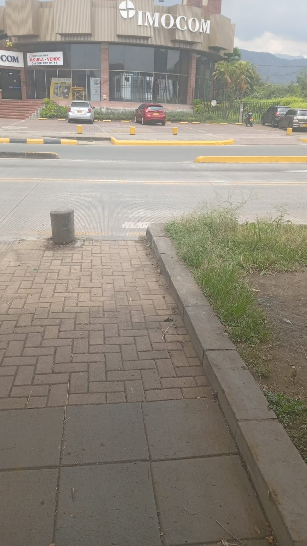 Según la comunidad, esta apertura en la vía cerca al puente de Sameco permite el ingreso de motociclistas, situación que facilitaría que las motos se pasen por este corredor destinado a peatones.