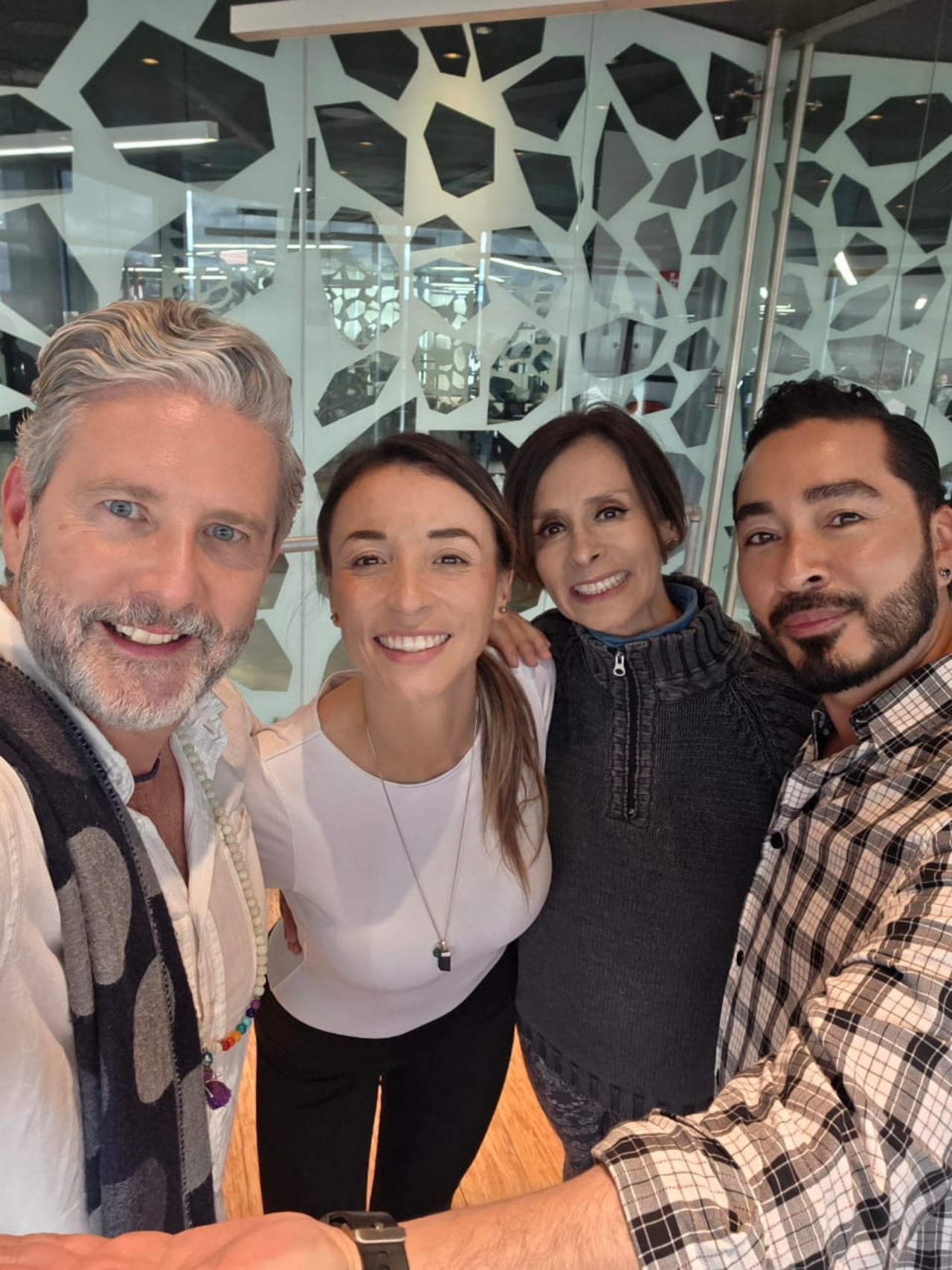 Krish Benvenuti, la profe de yoga Pata Castro, Patricia Ercole y el vaidya Alexander Hau Singh Valencia en un evento de meditación