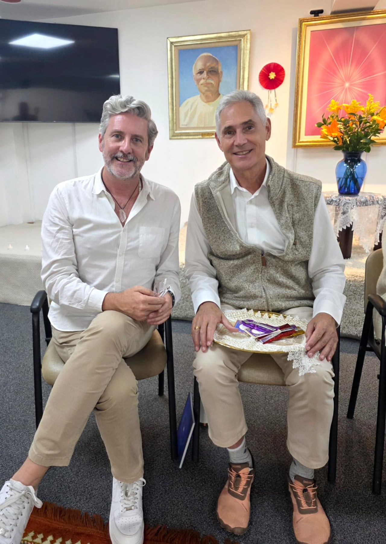 Krish Benvenuti con Enrique Simó.