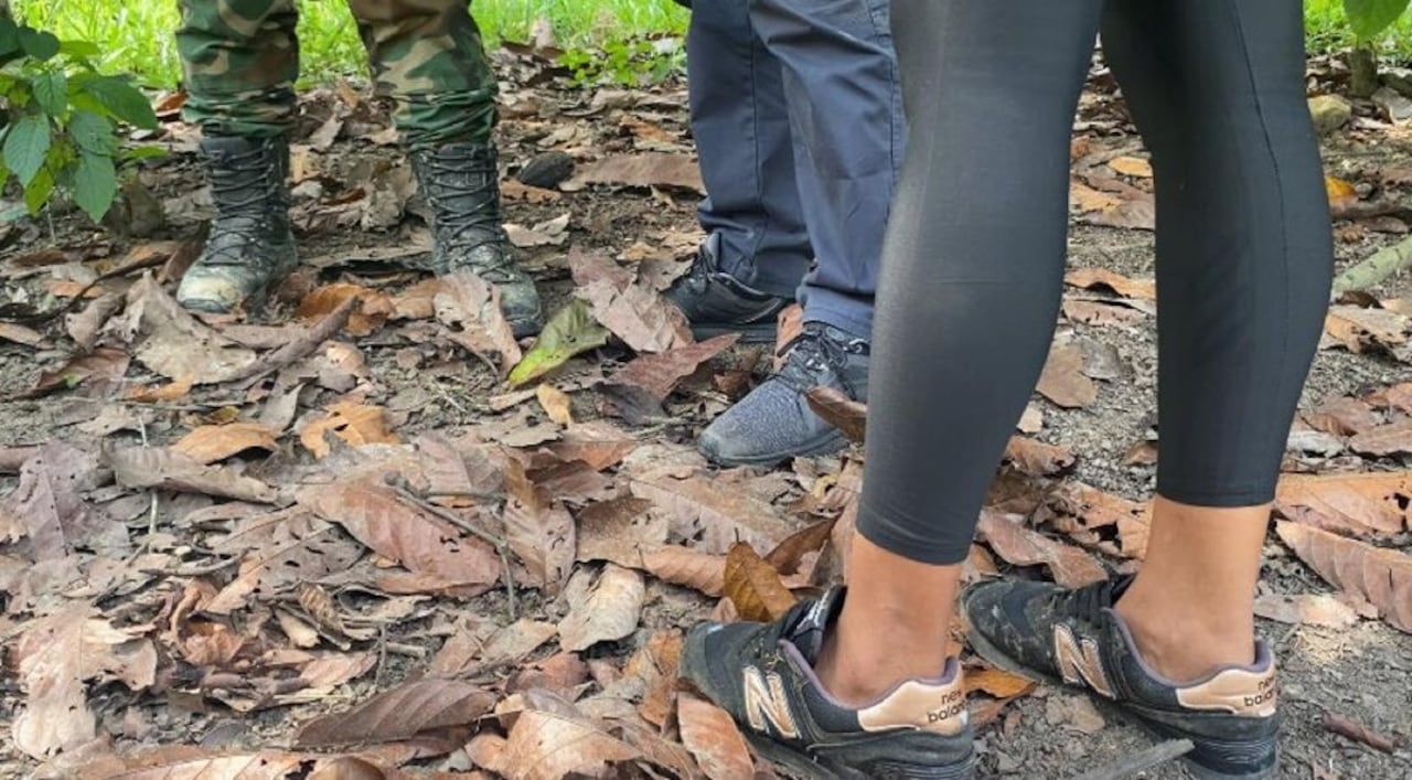 El hombre fue obligado por hombres armados a subirse a un vehículo.