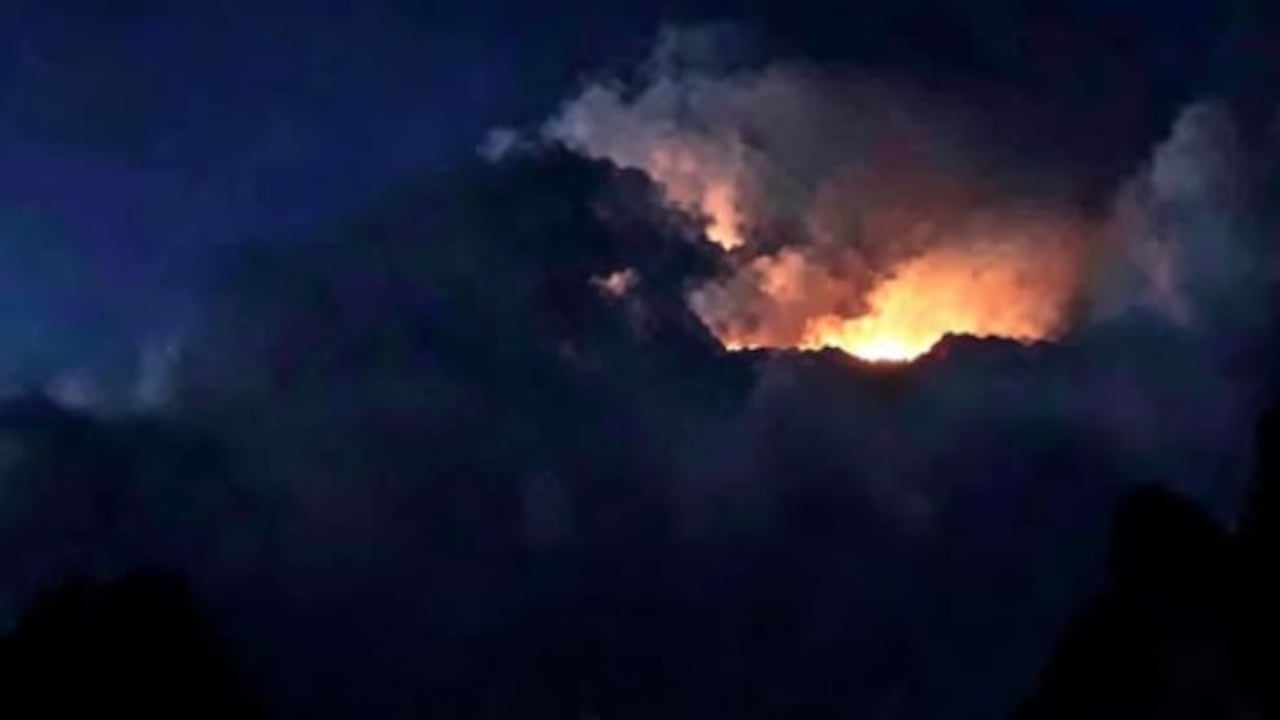 Según la información preliminar, estos destellos estarían relacionados con descargas eléctricas (rayos) dentro de las nubes de ceniza, un fenómeno que puede presentarse durante episodios de elevada actividad volcánica.