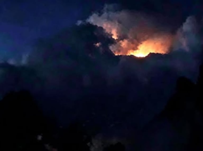 Según la información preliminar, estos destellos estarían relacionados con descargas eléctricas (rayos) dentro de las nubes de ceniza, un fenómeno que puede presentarse durante episodios de elevada actividad volcánica.