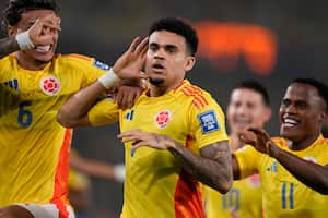 Colombia's Luis Diaz, center, celebrates with teammates after scoring his first opening goal against Paraguay during a World Cup 2026 qualifying soccer match at Metropolitano Stadium in Barranquilla, Colombia, Tuesday, March 25, 2025. (AP Photo/Fernando Vergara)
