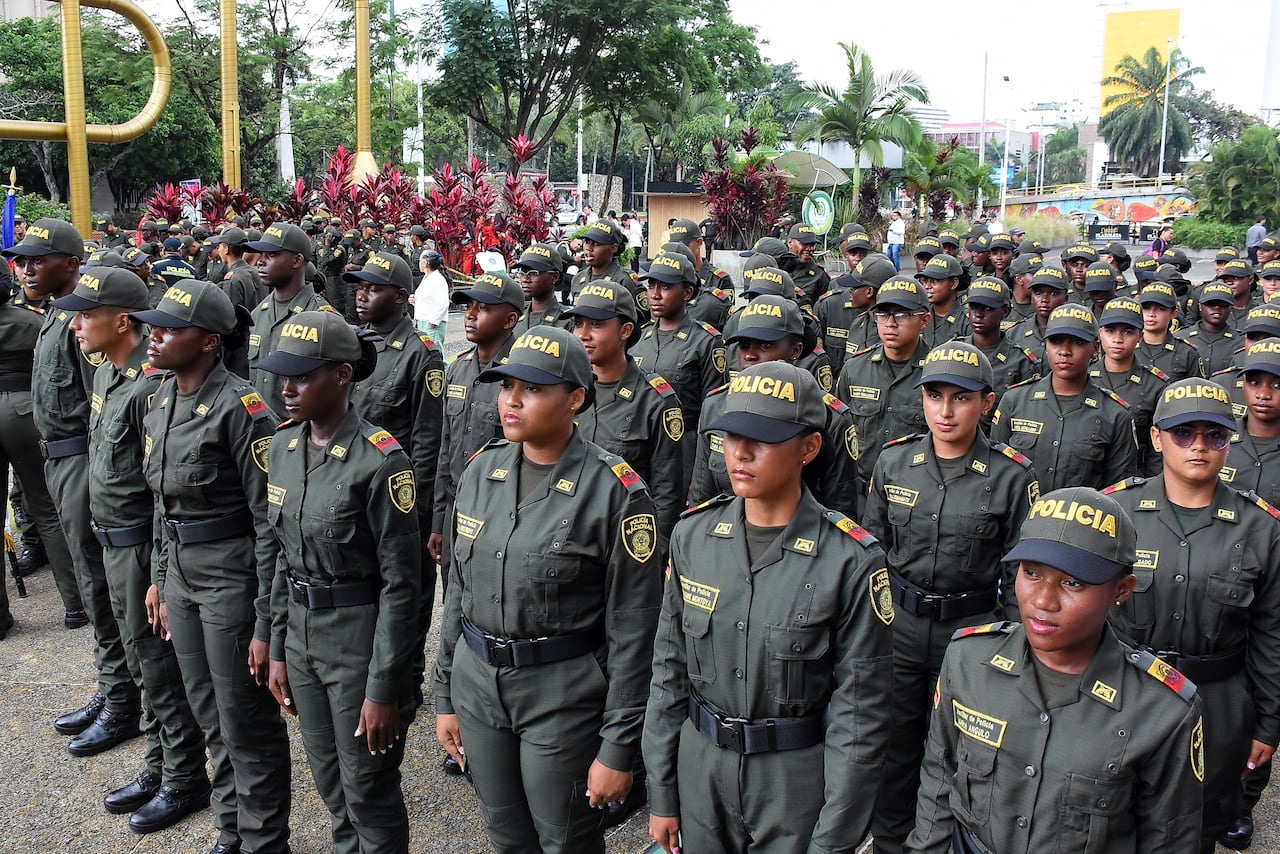 Juramento de 120 Auxiliares de Policía y Entrega de 5 Vehículos y 40 Radios por parte de la Alcaldía de Cali.