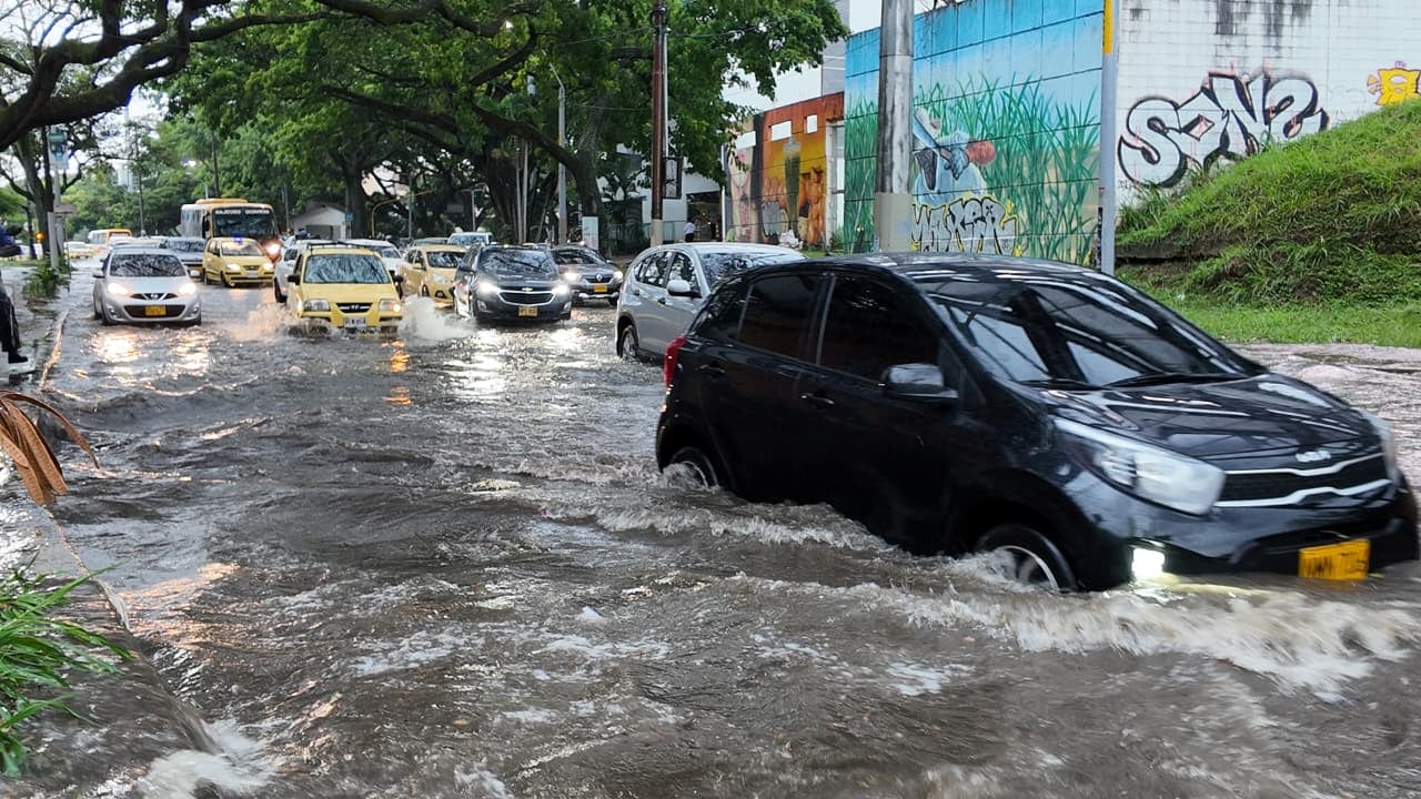 El fuerte aguacero registrado en la tarde de este lunes, 11 de mayo de 2026, en Cali, dejó algunas vías inundadas