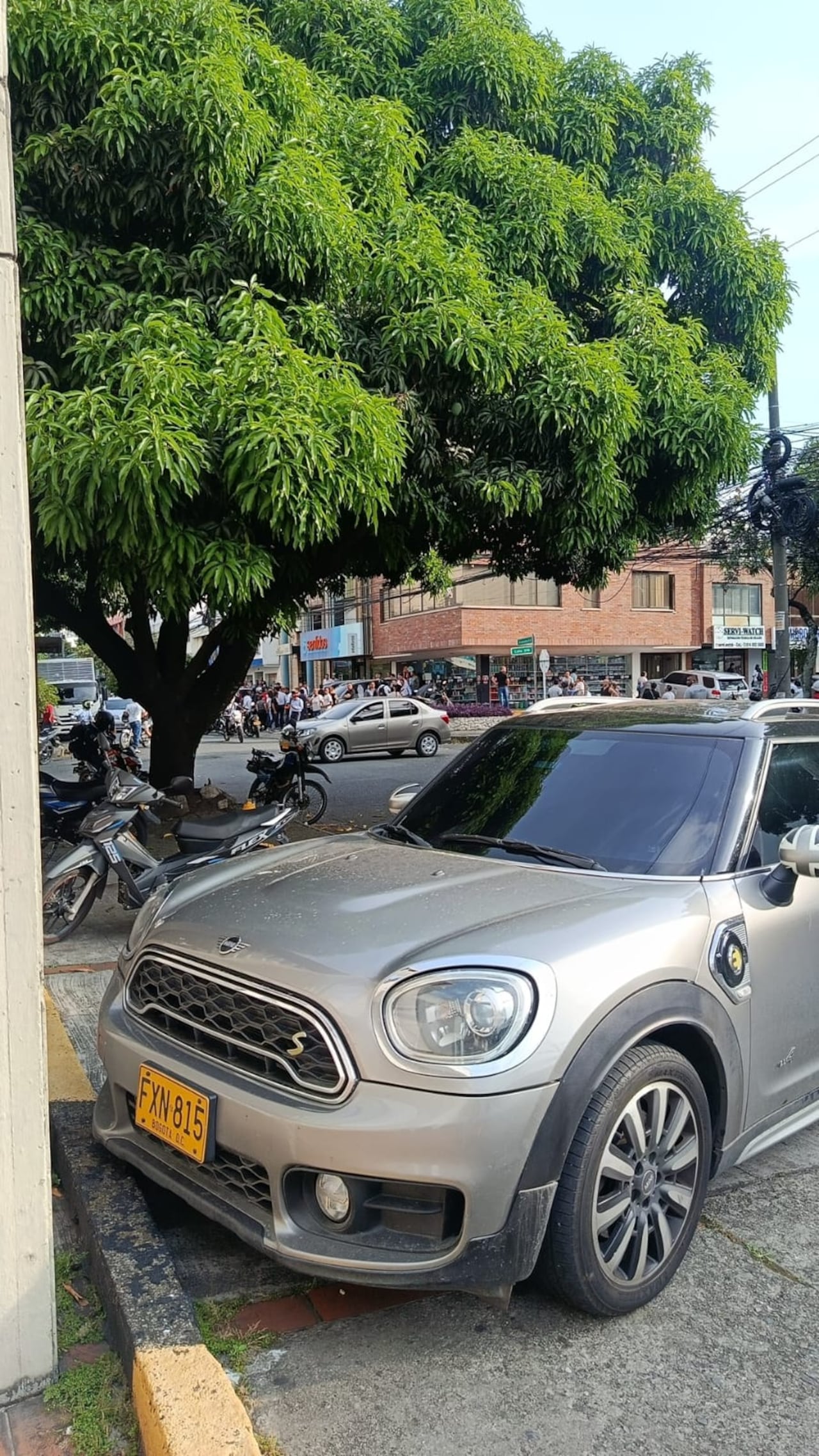 De acuerdo con la información conocida, la víctima fue atacada en vía pública, justo al frente de una sucursal de Bancolombia.