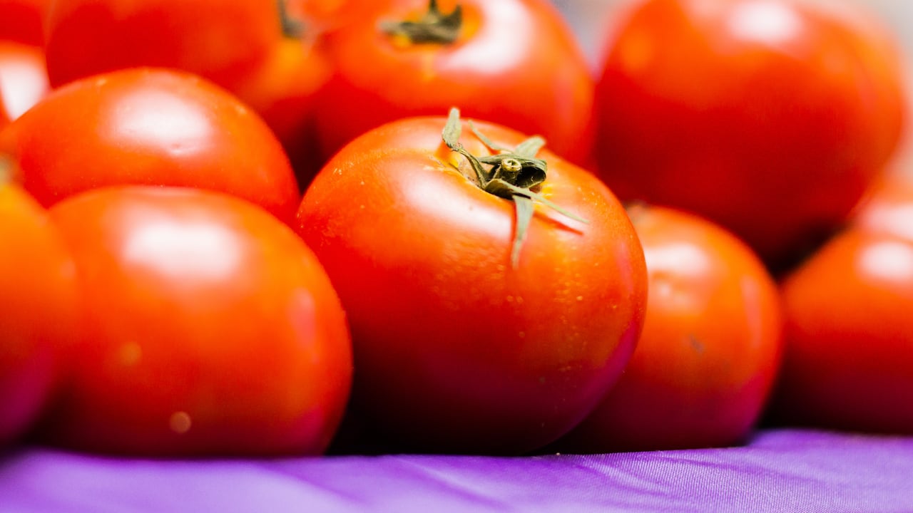 El tomate está compuesto de vitamina C