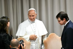 El Papa León XIV habla con el cofundador de la empresa estadounidense de inteligencia artificial (IA) Anthropic, Christopher Olah (R) y la profesora de Pensamiento y Práctica Social Católica en la Universidad de Durham (UL), Anna Rowlands, al final de la presentación de la primera Carta Encíclica "Magnifica Humanitas", centrada en el surgimiento de la inteligencia artificial, en el Vaticano el 25 de mayo de 2026. (Foto de Alberto PIZZOLI / AFP)