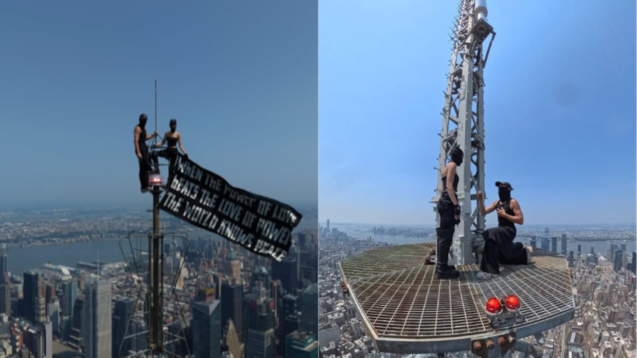 La pareja subió al mástil del Empire State Building y desplegó una enorme pancarta.