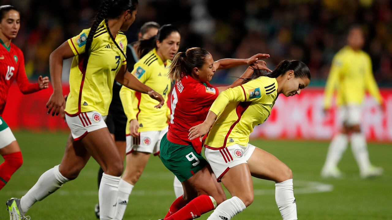 Ibtissam Jraidi de Marruecos desafía a Lorena Bedoya Durango de Colombia, a la derecha, durante el partido de fútbol del Grupo H de la Copa Mundial Femenina entre Marruecos y Colombia en Perth, Australia, el jueves 3 de agosto de 2023. (Foto AP/Gary Day)