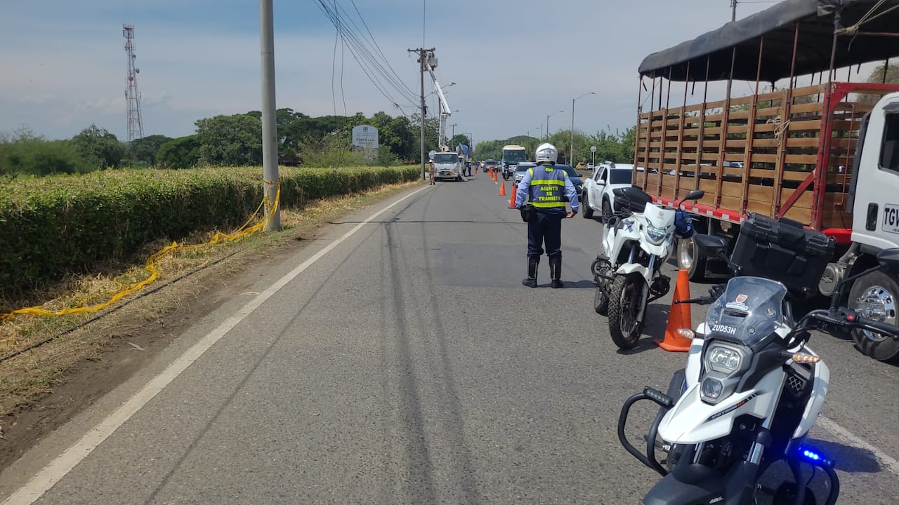Emcali adelanta labores de retiro de postes en la Vía Panamericana.