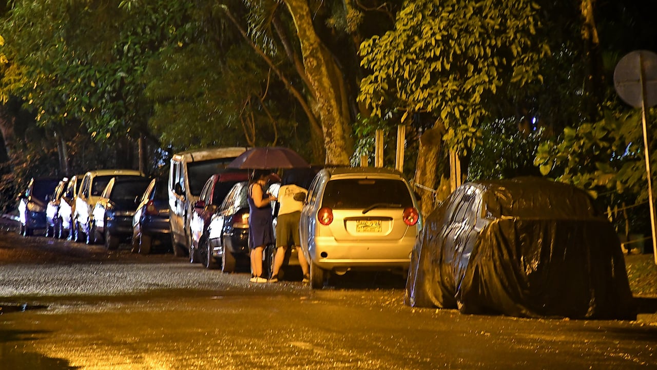 Fotodenuncia: Carros mal parqueados sobre la vía, presuntamente abandonados en la Calle 48 entre cr 49 y 50.