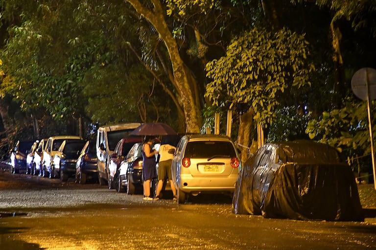 Fotodenuncia: Carros mal parqueados sobre la vía, presuntamente abandonados en la Calle 48 entre cr 49 y 50.