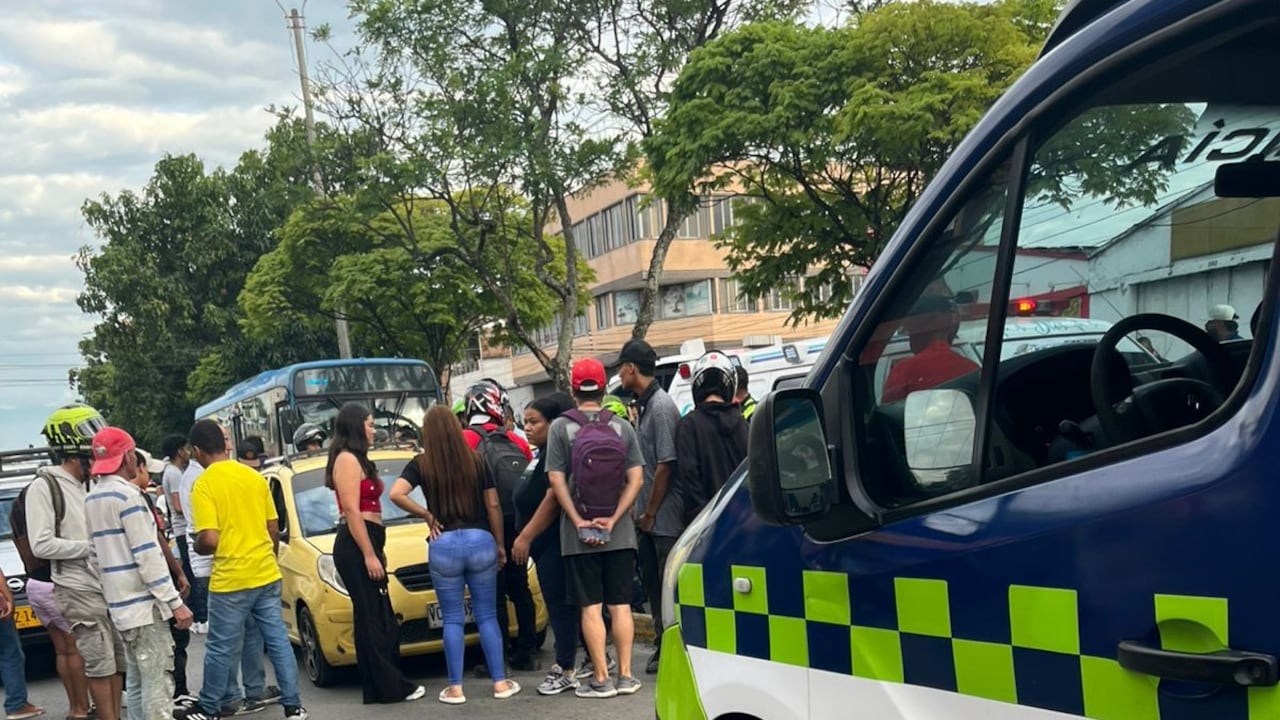 Aunque el conductor del taxi fue trasladado a un centro asistencial cercano para recibir una pronta atención médica, desafortunadamente perdió la vida allí porque llegó en muy malas condiciones porque las graves heridas ya habían causado efecto.