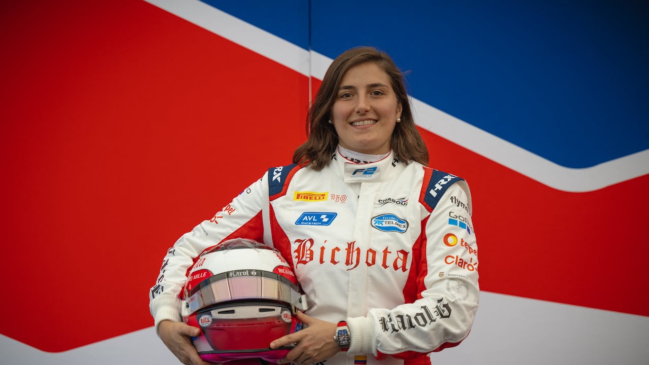 La piloto colombiana de Fórmula 2 Tatiana Calderón, del equipo Charouz Racing System, posa para una foto antes de la carrera en el circuito de Zandvoort el 2 de septiembre de 2022. (Foto de Andrej ISAKOVIC / AFP)