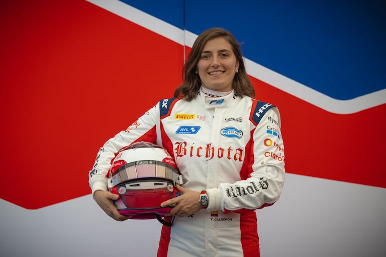 La piloto colombiana de Fórmula 2 Tatiana Calderón, del equipo Charouz Racing System, posa para una foto antes de la carrera en el circuito de Zandvoort el 2 de septiembre de 2022. (Foto de Andrej ISAKOVIC / AFP)