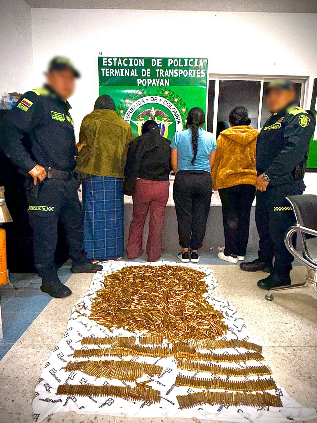 Este fue el momento de la captura de las ciudadanas extranjeras luego que encontraran en sus equipajes esta munición, la cual tiene origen ecuatoriano.