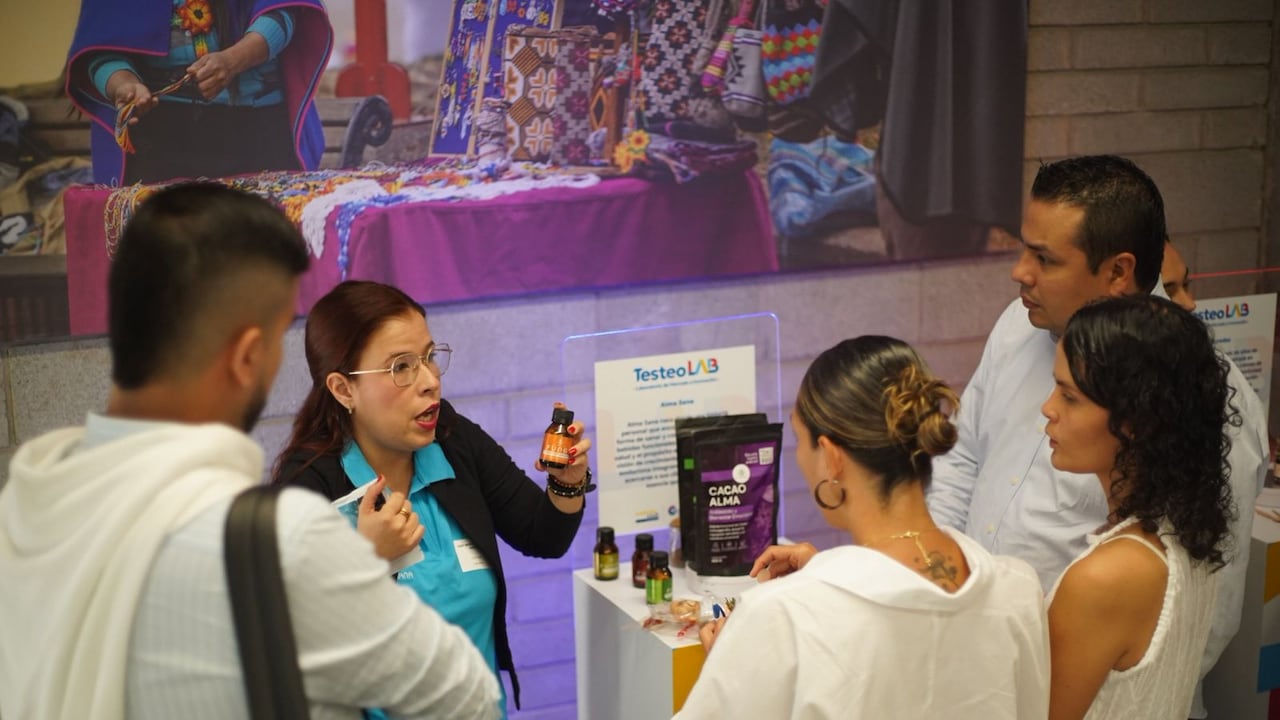 Testeo Lab, es un laboratorio de mercado diseñado para que empresas y emprendimientos con productos ya desarrollados los validen, fortalezcan y ajusten según las exigencias reales del mercado.