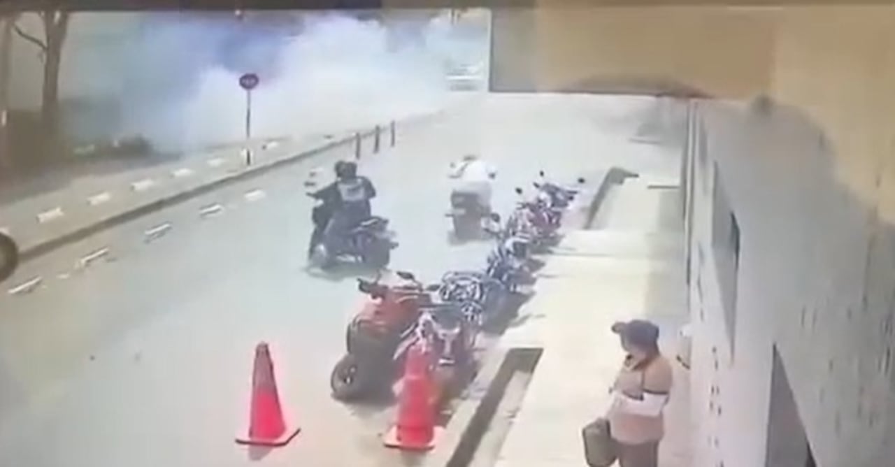 El video muestra el instante en que una carga explosiva es lanzada contra dos policías que se movilizaban por la variante Oriental de Popayán, causando temor entras las comunidades del sector.