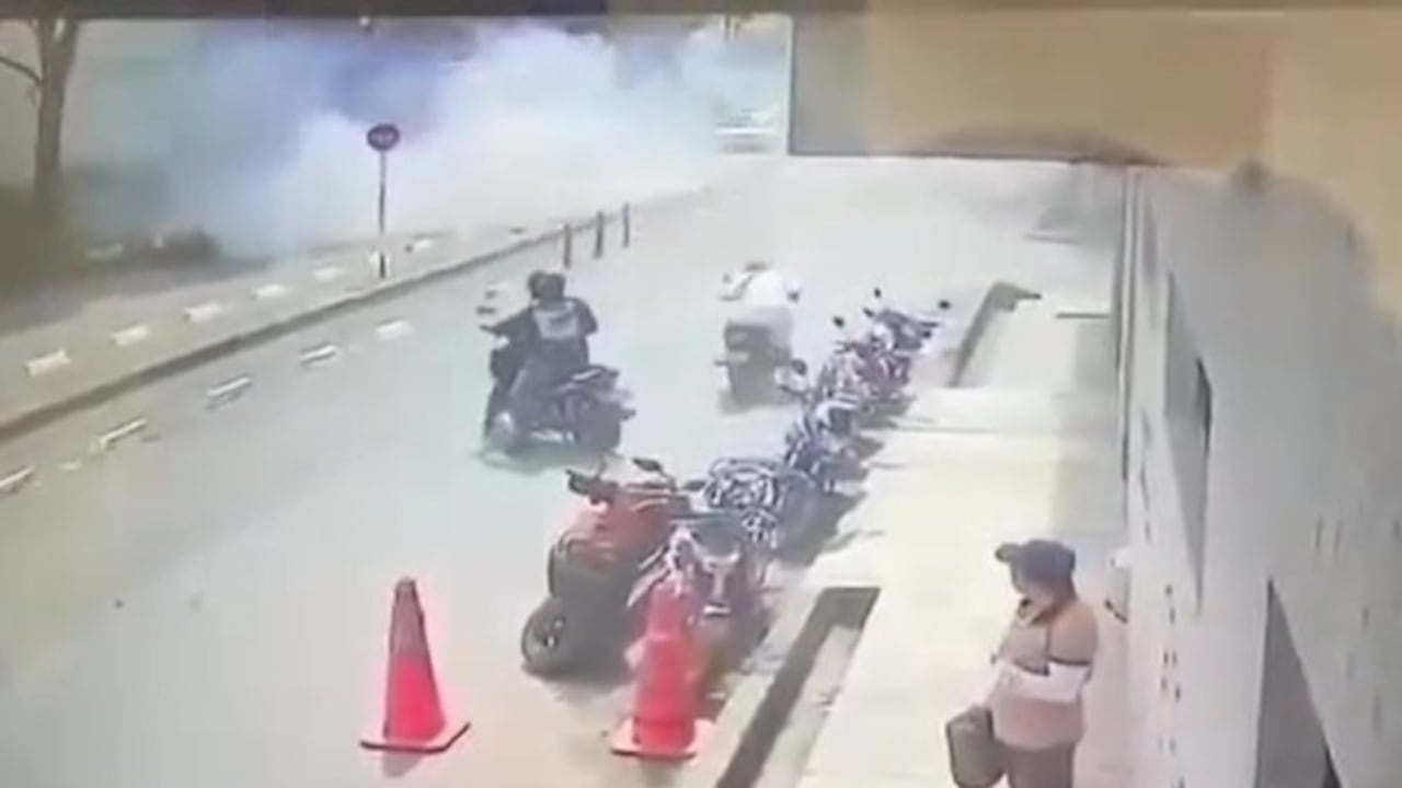 El video muestra el instante en que una carga explosiva es lanzada contra dos policías que se movilizaban por la variante Oriental de Popayán, causando temor entras las comunidades del sector.