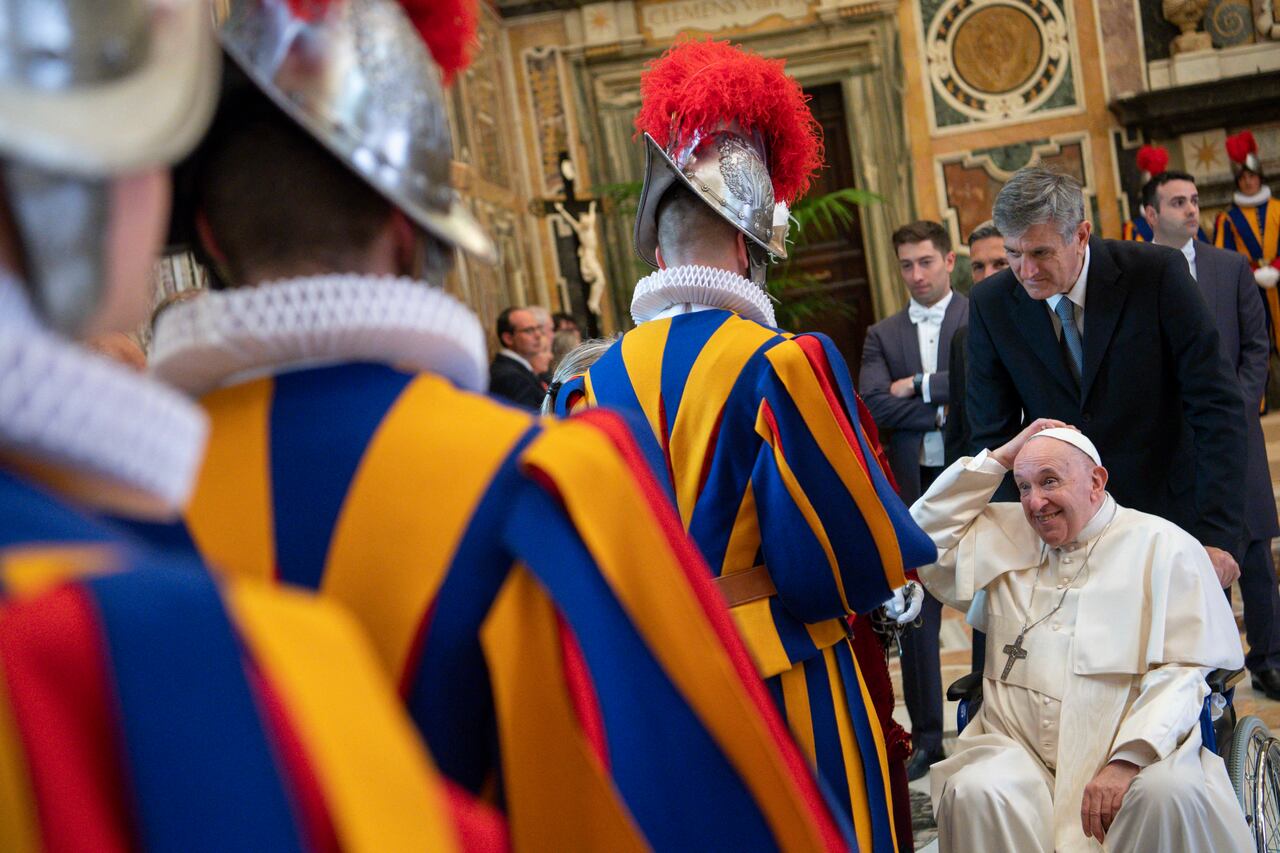 Esta foto tomada y distribuida el 6 de mayo de 2022 por The Vatican Media muestra al Papa Francisco, sentado en una silla de ruedas luego de un tratamiento en la rodilla, saludando a la Guardia Suiza durante la ceremonia de juramento de los nuevos reclutas de la guardia suiza pontificia en el Vaticano. (Photo by Handout / VATICAN MEDIA / AFP) / RESTRINGIDO A USO EDITORIAL - CRÉDITO OBLIGATORIO "AFP PHOTO / VATICAN MEDIA" - SIN MARKETING - SIN CAMPAÑAS PUBLICITARIAS - DISTRIBUIDO COMO SERVICIO A CLIENTES