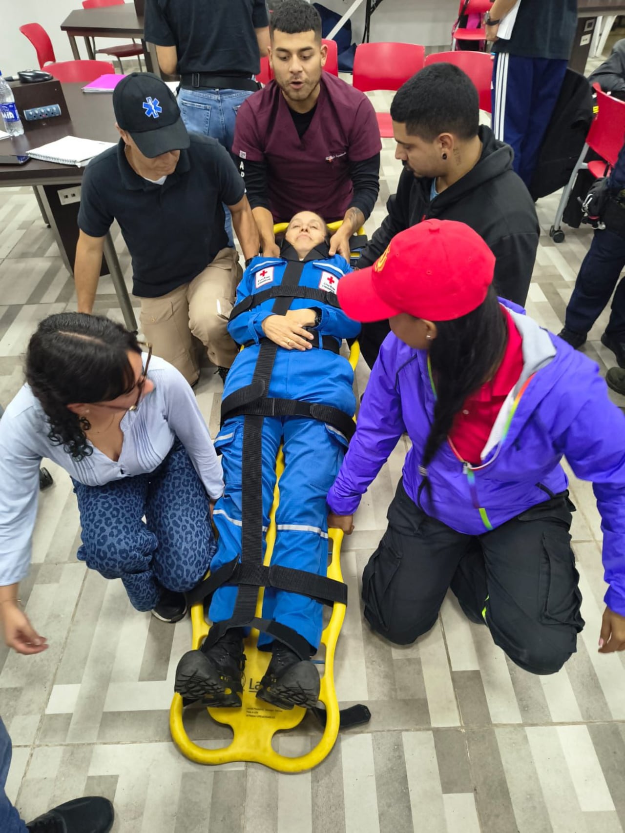 Durante cuatro días de capacitación, los brigadistas reforzaron técnicas de control de hemorragias, manejo de vía aérea e inmovilización de pacientes, claves en los primeros minutos de una emergencia.