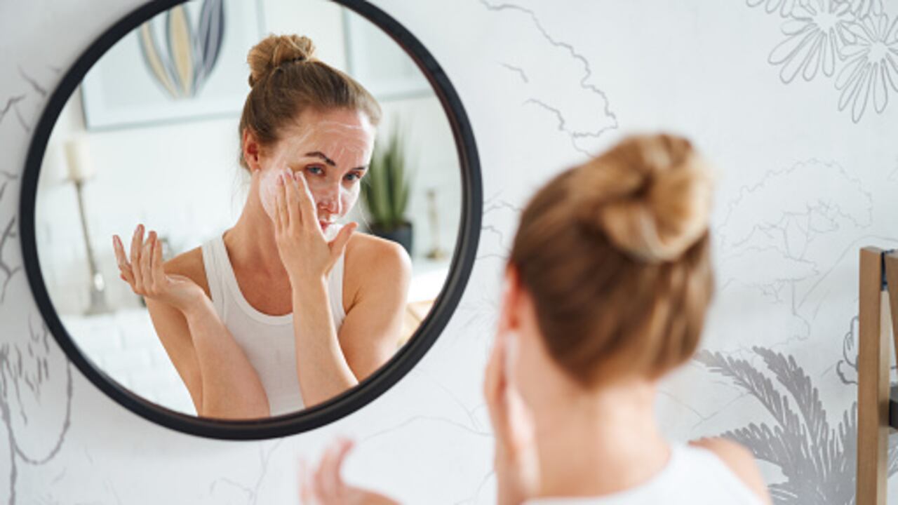 Las limpiezas faciales profundas se debe hacer una vez al mes.