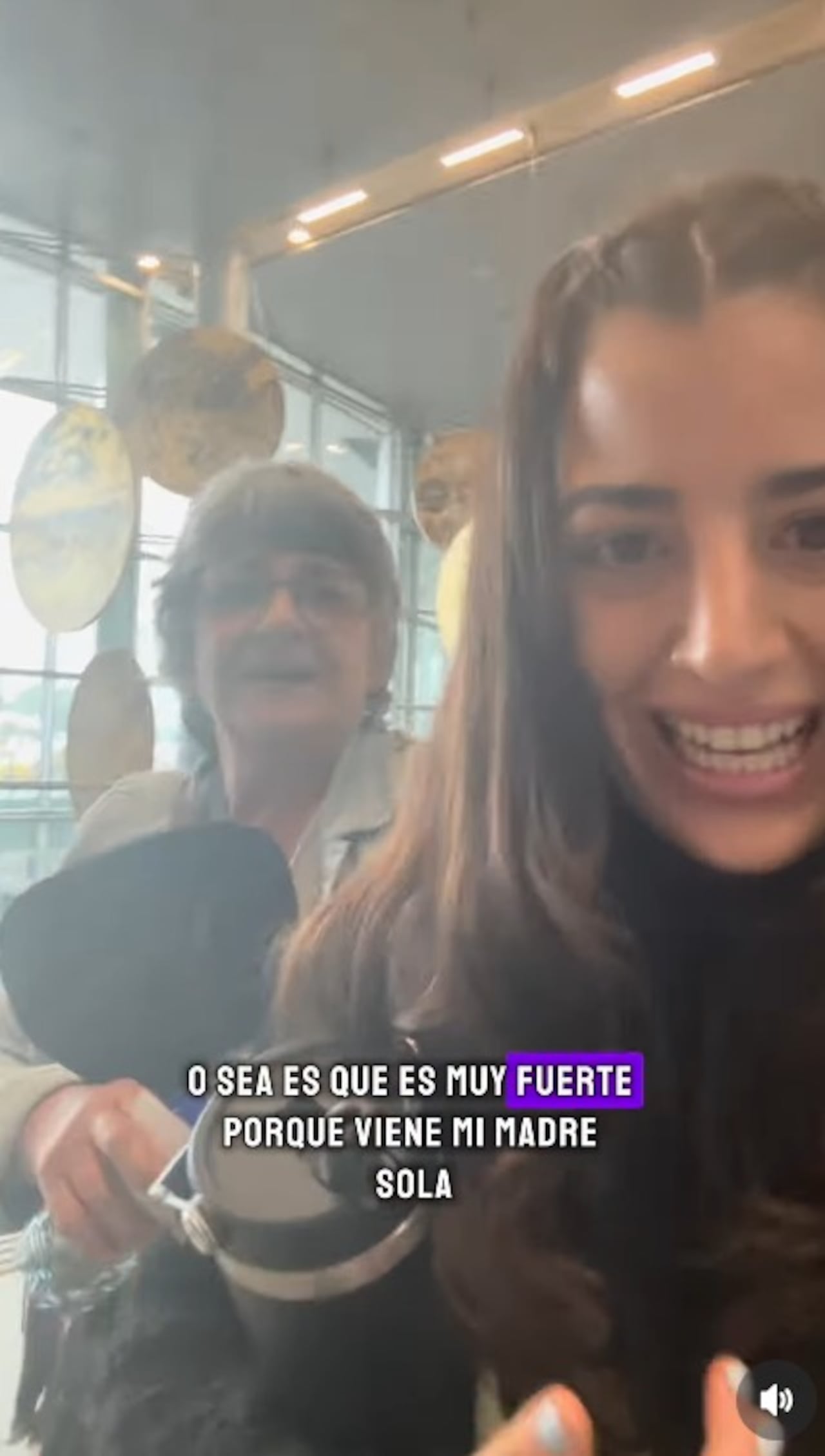 Gesto de funcionaria del Dorado con turista española conmueve en redes sociales