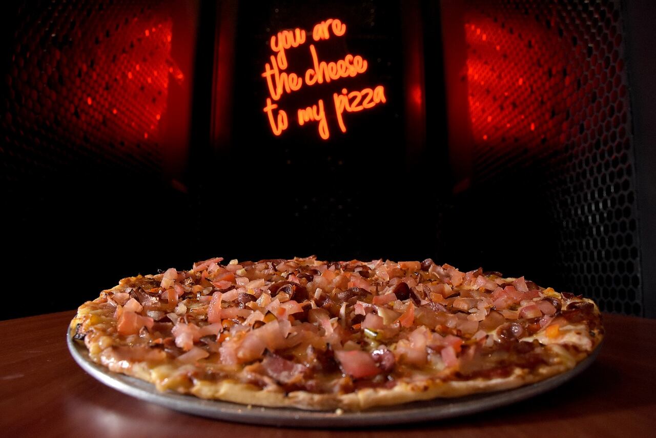 En Piccolo, puede disfrutar de una deliciosa pizza auténtica preparada con producción local saludable. El restaurante tiene tres plantas de producción propias, una de ellas para cárnicos y embutidos.