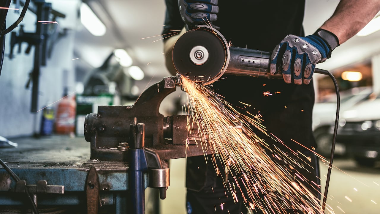 En un continente conocido por su diversidad de recursos naturales, hay una nación que se erige como un gigante en la producción de acero.