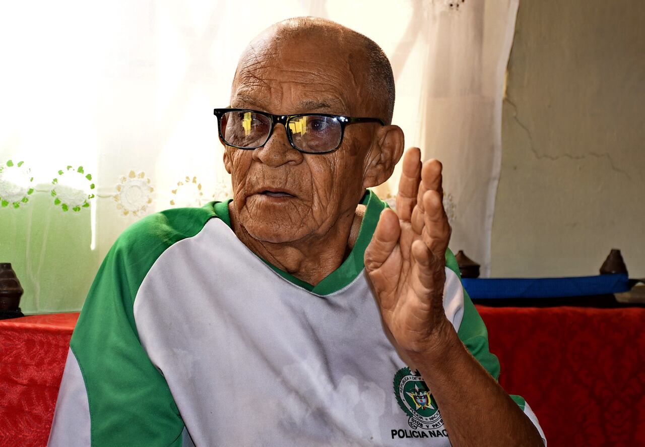 Como consecuencia del invierno, José Vargas no ha podido volver a habitar la casa en la que vive desde hace más de 40 años. En las noches la visita para cuidar sus pertenencias.