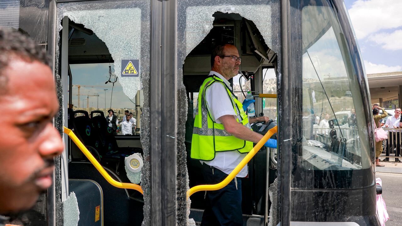 Hombres armados palestinos abrieron fuego en una parada de autobús en Jerusalén Oriental, anexionada por Israel, el 8 de septiembre, matando a cinco personas e hiriendo a varias más.